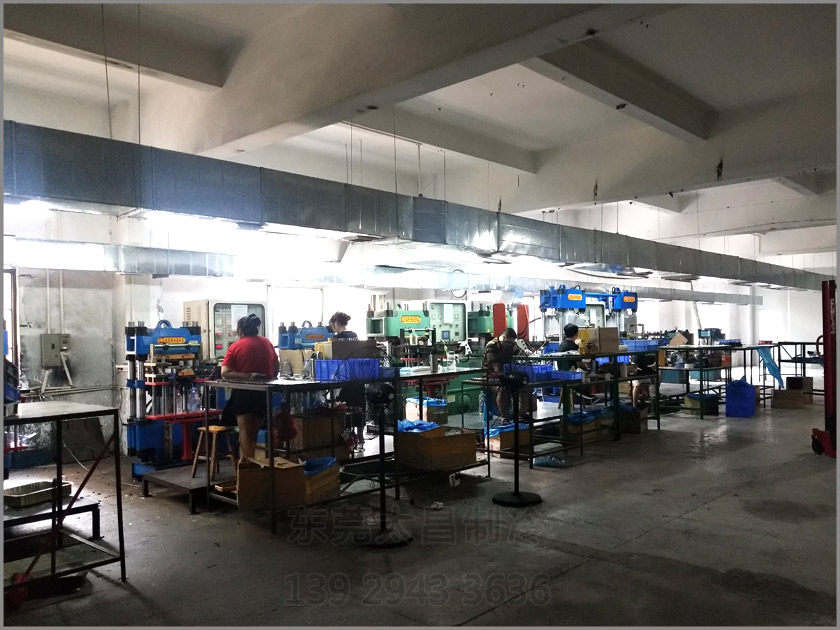 樟木頭吸盤廠車間降溫工程,環(huán)?？照{(diào),車間降溫,大型空調(diào),廠房降溫,潤東方環(huán)?？照{(diào)